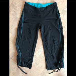 alo Black capris with turquoise accents, size M